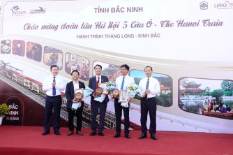 HUTC trải nghiệm đoàn tàu “Hà Nội 5 Cửa Ô” kết nối di sản Thăng Long - Kinh Bắc